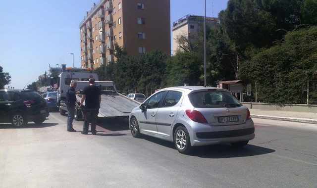 Bari, Parco 2 Giugno: trovato il cadavere di un giovane in un'auto